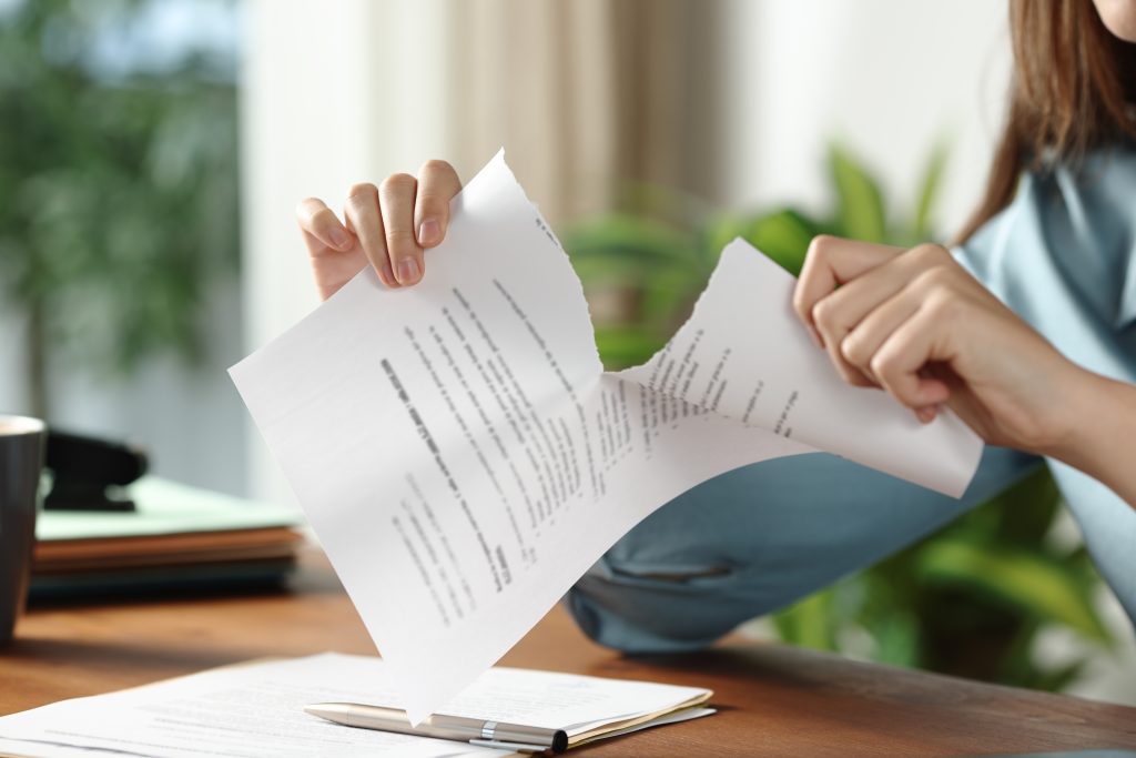 Blockchain certificate showing construction contract timestamping and clause history.